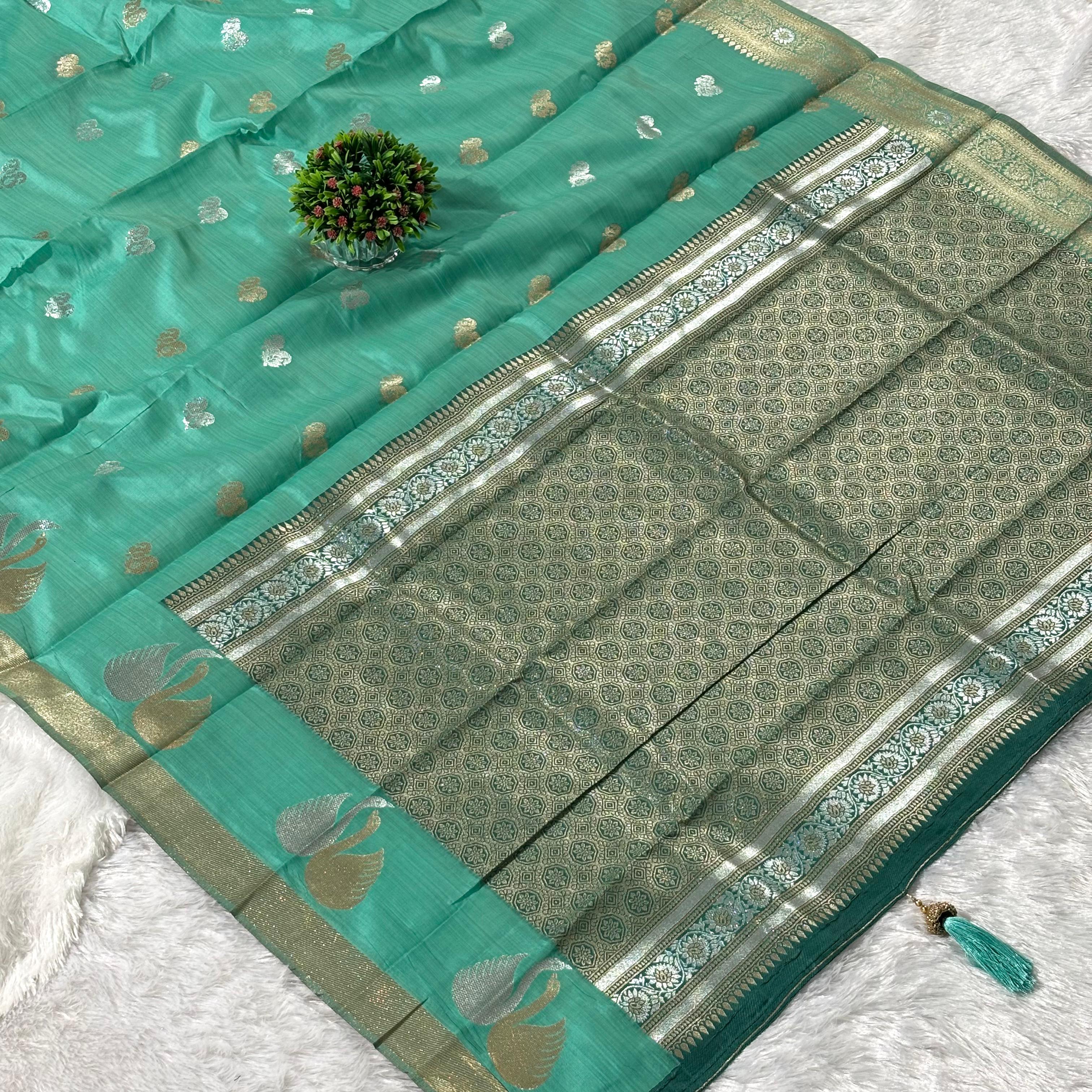 Elegant silk saree - pista
