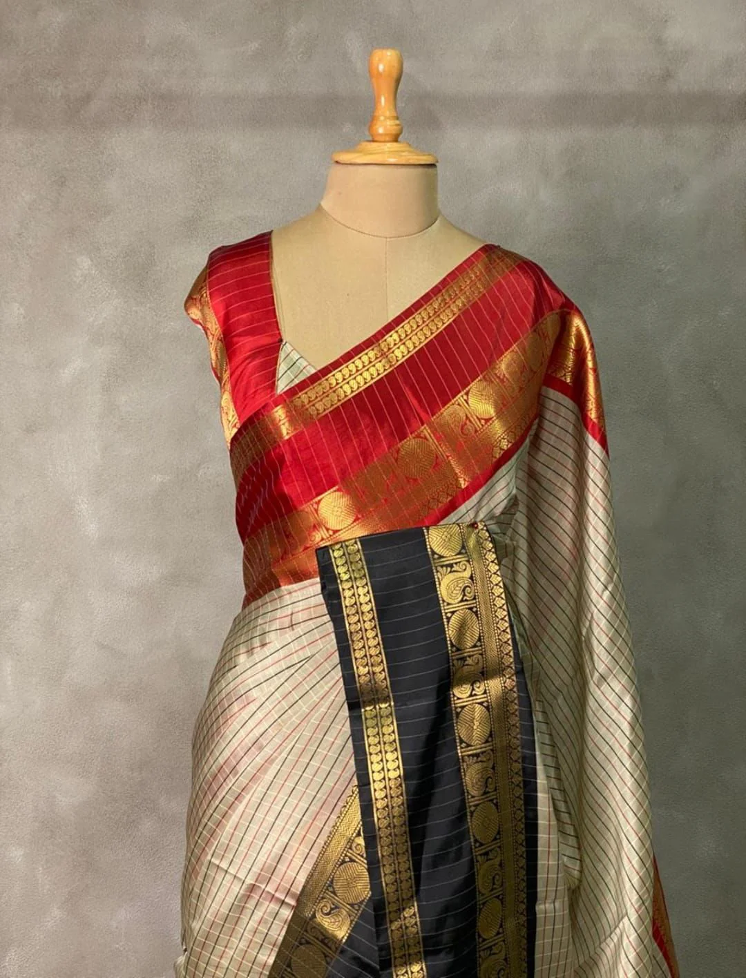 Ganga jamuna classic checks pattern saree - Image 2